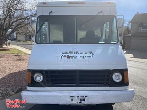 LOW MILES NEW ENGINE 2000 26   Chevy Workhorse P30  Step Van Kitchen Food Truck