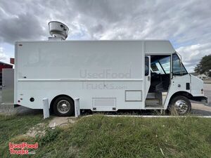 2010 Workhorse 20' Step Van Food Truck with Commercial Kitchen