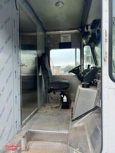 2007 30' Chevrolet Workhorse Food Truck with Pro-Fire Suppression