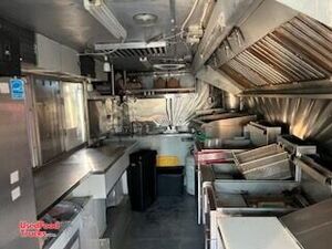 Well-Equipped 24.9' Workhorse P30 Food Truck | Mobile Food Unit