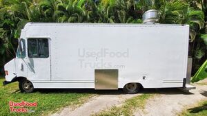 18' Chevrolet P30 Loaded Mobile Kitchen / Well-Equipped Food Vending Truck