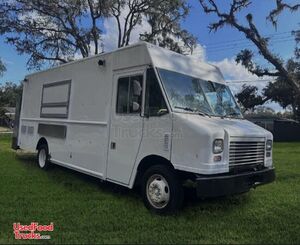 LOW MILES 2017 30' Ford F59 Food Truck Mobile Kitchen Gyros Truck w/ All New Appliances