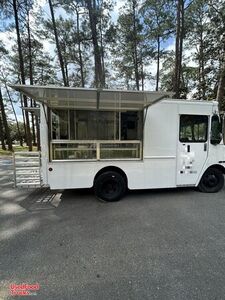 Low Mileage - 2002 21' Workhorse P42 Diesel Food Truck | Mobile Food Unit